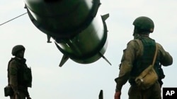 На цьому фото з відео, оприлюдненого пресслужбою Міноборони Росії 12 червня 2024 року, російські солдати завантажують пускові установки балістичних ракет "Іскандер-М" у рамках навчання військ застосуванню тактичної ядерної зброї. (Фото: пресслужба Міноборони РФ через AP)