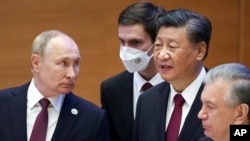 乌兹别克斯坦撒马尔罕出席上海合作组织首脑会议期间的习近平和普京。（2022年9月16日）