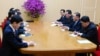 朝鲜劳动党中央委员会副委员长金永哲（右二）2018年3月5日在平壤会见到访的韩国代表团。（韩国总统府青瓦台通过韩联社发布照片） 