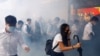 香港警察发射催泪弹驱散在中环的抗议民众。（2019年11月11日）