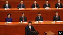 中國國家主席習近平在北京人民大會堂舉行的解放軍建軍90周年大會上發表講話 (2017年8月1日資料照)。後面第一排左起：孫春蘭、劉奇葆、王滬寧、張高麗。