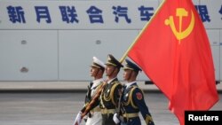 解放军士兵手持中共党旗（2019年10月1日）
