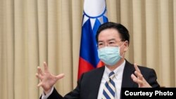 台湾外交部长吴钊燮在接受法国解放报采访。(照片来源：台湾外交部)