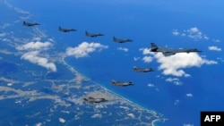 美韩空军在韩国上空举行联合军演。（韩国国防部提供 2017年9月18日）