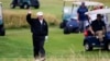 Tổng thống Mỹ Donald Trump chơi golf tại câu lạc bộ golf Turnberry của gia đình ông ở Scotland.