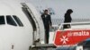 2016年12月23日马耳他机场: 人们走下被劫持的利比亚国家航空公司泛非航空班机