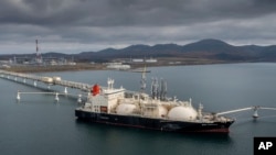 Танкер Sun Arrows завантажує вантаж зрідженого природного газу з проєкту "Сахалін-2" у порту Пригородне, Росія, 29 жовтня 2021 року. Архівне фото AP