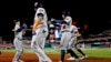 Los peloteros de los Astros de Houston celebran su segunda victoria ante los Nacionales de Washington para empatar (2-2) la Serie Mundial el domingo 27 de octubre de 2019. Reuters.