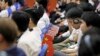 克里对胡志明市的大学生表示，未来美国政府的变化将不会影响两国关系。