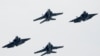 ARCHIVO - Aviones F18 y F35 de la Marina de EE. UU. sobrevuelan el Monumento a Lincoln en Washington D.C., el 4 de julio de 2019, en las celebraciones del Día de la Independencia.