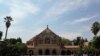 来自美国和世界各地的人参观斯坦佛大学校园。（资料照）
