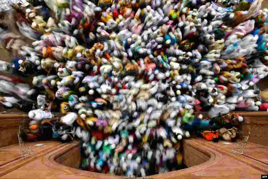 Indian Muslims leave after offering Eid al-Fitr prayers at the Jama Masjid mosque in New Delhi, June 16, 2018.