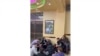 ARCHIVO - Foto tomada de video entregado por Koryo Tours, que muestra a turistas escuchando a un guía norcoreano en el Hotel Namsan en Rason, Corea del Norte, el 20 de febrero del 2025. 