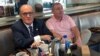 El abogado personal del presidente de Estados Unidos, Donald Trump, Rudy Giuliani, toma un café con el empresario ucraniano-estadounidense Lev Parnas en el Trump International Hotel en Washington, 20 de septiembre de 2019. REUTERS / Aram Roston.