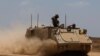 Vifaru vya Jeshi la Israeli vikifanya doria katika eneo la mpakani kati ya Israel na Gaza.