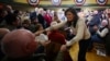 La candidata presidencial republicana y exembajadora de Estados Unidos ante las Naciones Unidas, Nikki Haley, saluda a sus simpatizantes cuando llega a una reunión de campaña en Derry, New Hampshire, el 28 de noviembre de 2023.