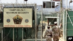Trung tâm giam giữ quân sự ở Vịnh Guantanamo, Cuba năm 2006. Một báo cáo của Giám đốc Tình báo Quốc gia cho thấy 122 trong số 693 tù nhân Guantanamo được thả ra đã tham gia vào các hoạt động khủng bố hoặc nổi dậy.