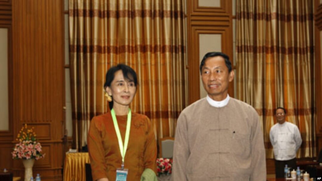 Burma's pro-democracy leader Aung San Suu Kyi (L) poses with Lower House Parliamentary Speaker Shwe Man during her visit to the parliament in the capital Naypyitaw, December 23, 2011.