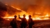Пожежники борються з вогнем у Лос-Анджелесі, 9 січня 2025. AP Photo/Ethan Swope, File