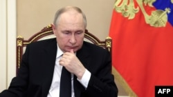 Năm nay, Putin mới bị mất thể diện lần nữa. Ông mới tái đắc cử tổng thống lần thứ năm được mấy ngày, hý viện Crocus City Hall ở ngay thủ đô Moscow đã bị tấn công, đặt bom, đốt, và bắn, giết. 
