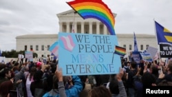 资料照片:LGBTQ活动人士和支持者在美国最高法院外集会。(2019年10月8日)