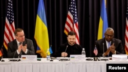 З часу повномасштабного вторгнення Росії в Україну зустрічі "Рамштайн" склилали США як організатор цього формату із допомоги Україні. На фото: президент України, міністри оборони Німеччини та США на зустрічі "Рамштайн" 9 січня 2025 р. REUTERS/Heiko Becker