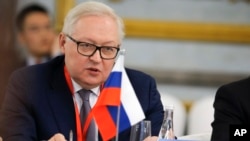 Thứ trưởng Ngoại giao Nga Sergei Ryabkov tham dự hội nghị Hiệp ước không phổ biến vũ khí hạt nhân (NPT) tại Bắc Kinh ngày 30/1/2019. Ông Ryabkov hôm 25/4 nói Nga có thể hạ cấp quan hệ với Mỹ nếu Hoa Kỳ tịch thu tài sản phong tỏa của Nga.