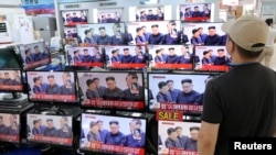 一名韩国顾客在首尔的一家电器商店里观看朝鲜核试验的新闻。（2017年9月3日）