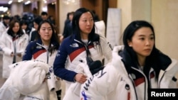 韩国女子冰球队队员在首尔参加完2018年平昌冬奥会开幕前召开的一个仪式之后离开。 （2018年1月24日）