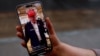 美国华盛顿一名女子手拿智能手机显示TikTok app的@realdonaldtrump 页面。（2025年1月19日）