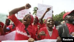 Manifestantes protestan en Nigeria contra el grupo terrorista que secuestró a las alumnas de secundaria.