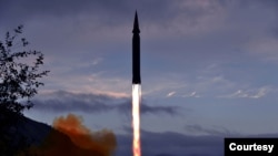 朝鲜的朝中社2021年9月29日发布一张被命名为“火星-8”号的高超音速导弹发射升空的照片。