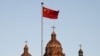2020年10月22日，一面中国国旗在北京王府井天主教堂前飘扬。（法新社照片）